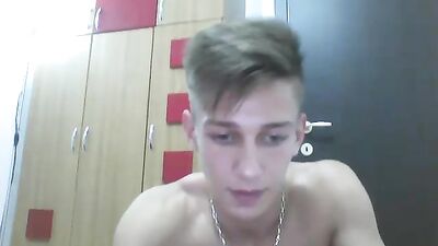 Blondinet super mignon seul et nu dans sa chambre