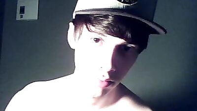 Young Handsome Man Masturbates in His Room - Lindo joven se masturba en su habitación