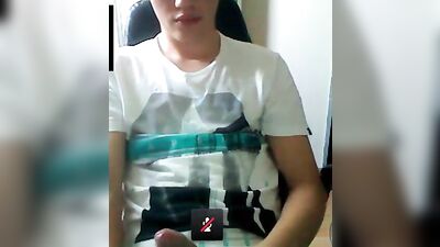 Jeune minet lisse se branle sur skipe