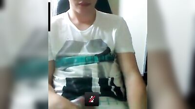 Jeune minet lisse se branle sur skipe