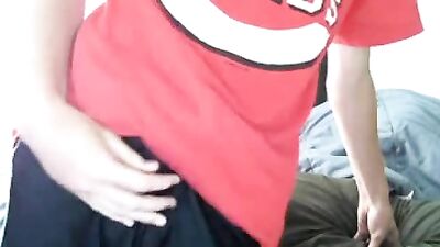 Jeune minet et son tee short C REDS