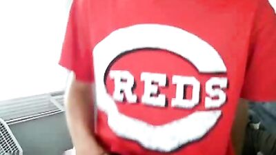 Jeune minet et son tee short C REDS