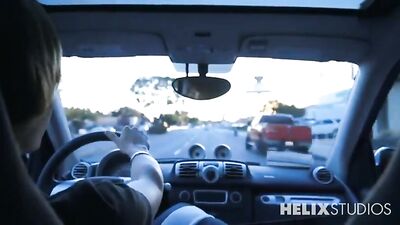 Gay Web-Cam Action in a Small Car - Baiser dans une petite voiture