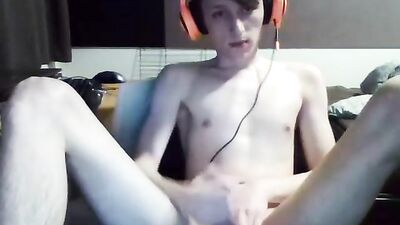 Il se masturbe en discutant avec son ami