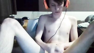 Il se masturbe en discutant avec son ami