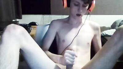 Il se masturbe en discutant avec son ami