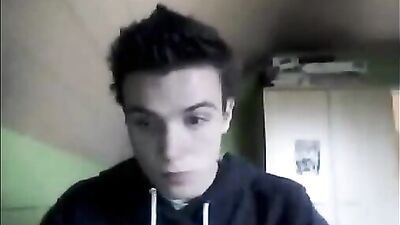 Sexy boy se branle et jouit