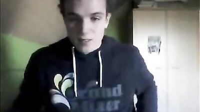 Sexy boy se branle et jouit