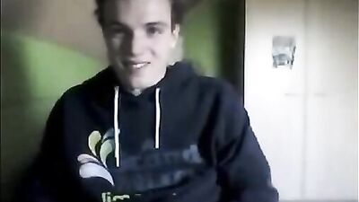 Sexy boy se branle et jouit