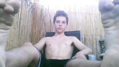 Dirty Feet Worship: Trash-Talking Teen Licks