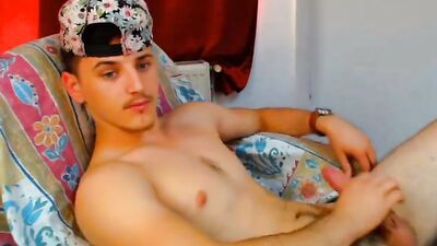 Amateur Web-Cam Solo Reveal: Naked Guy Exposing His Body