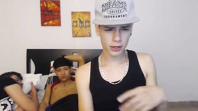 Amateur Group Sex: Sweet Friends Passionate Encounter!