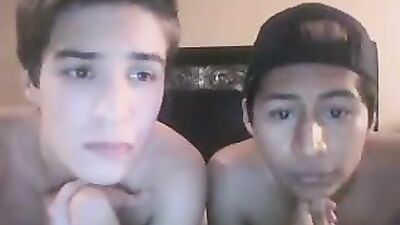 Double Penetration with Versatile Twinks on NibbleBit.com
