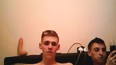 Amateur Cam Handjob Together in Bed