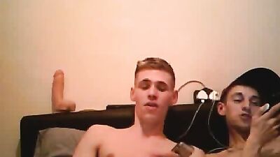 Amateur Cam Handjob Together in Bed