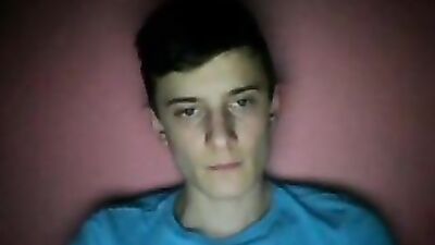 Il aime et veut montrer ses jolies fesses sur le web