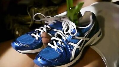 Masturbating Sneakers: Amateur Cum Shots Fetish