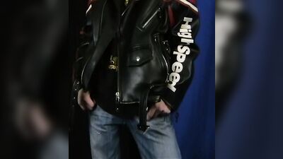 Boy Make a Show: Solo Handjob Delight