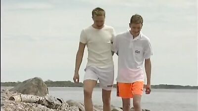 Two Blonds Outdoors Raw