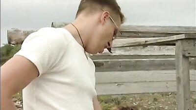 Two Blonds Outdoors Raw