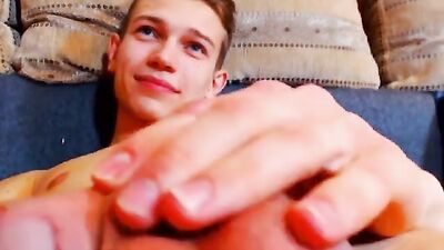 Web-Cam Solo Show: Amature Dudes Proud Body!