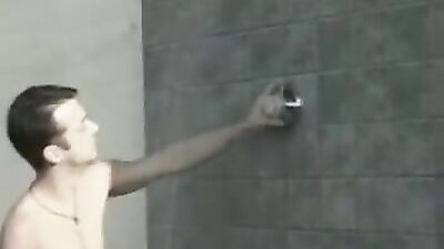 Trio in the shower: Action Bareback Group Sex