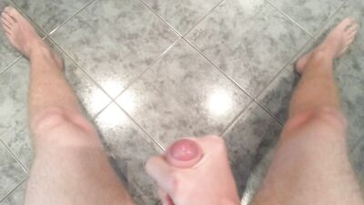 Young Gay Cumshot in Bath: An Explosive Solo Porn Experience!