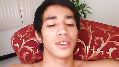 Young Asian Cutie Seduces Cub in Hot Gay Porn Video!