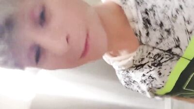 Junge blonde Twink Porn Flughafen Toilettenstand Quickie Fuck!