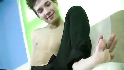 Eye-catching Solo Boy Jerks in the Spotlight