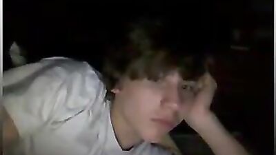 Jeune mec chaude dans sa chambre