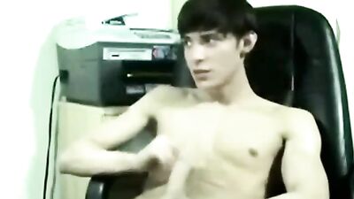 Hot Boy Loves to Show Off on Cam - Gay Web-Cam Porn Video