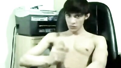 Hot Boy Loves to Show Off on Cam - Gay Web-Cam Porn Video