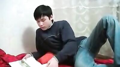 Solo Gay Porn Video: Hot Boy in Action!