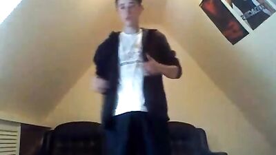 Cumming Cutie: Young Guy Enjoys Himself!