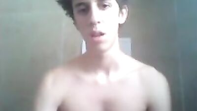 Bath Time Italian Stallion: Web-Cam Show with Huge Cock