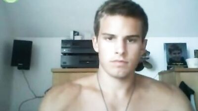 Muscular twink cums on cam: Hardcore Gay Porn Video!