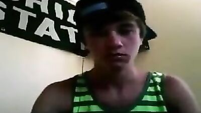 Web-Cam Boy Heats Up The Screen With His Sexy Moves!