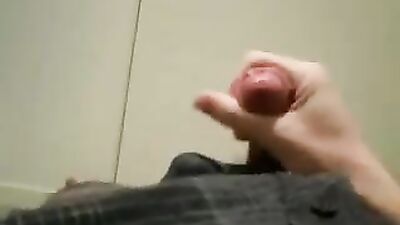 Webcam Cumming Teenager: Multiple Orgasms on Live Show!