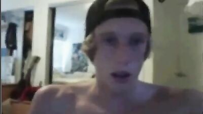 Young cam boy seduces his web audience!