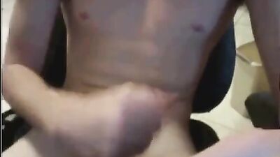 Young cam boy seduces his web audience!