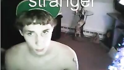 Gay Shorts Amateur - Un mec branle en short!