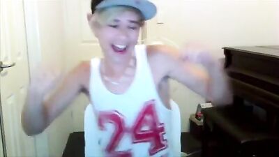 Amateur Threesome: All These Boys Deliver!