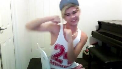 Amateur Threesome: All These Boys Deliver!