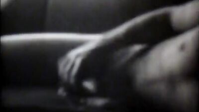 Wanking and showing back again: Old but gold solo gay porn video!