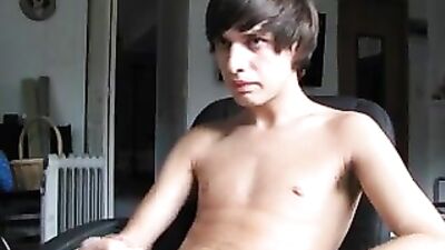 Young stud jerks off in his room: Hardcore Gay Porn Video!