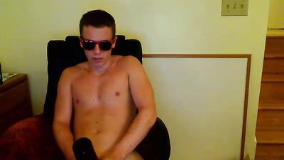 Gay Web-Cam Solo Handjob: Discrete and Very Hot!