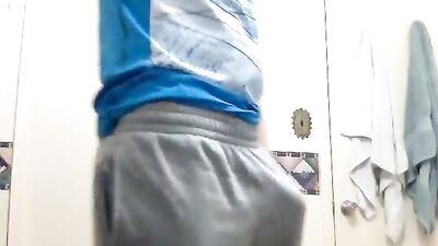 Big Dick in Shorts: Amateur Gay Porn Video - Explore the World of Huge Dicks and Sexy Guys!