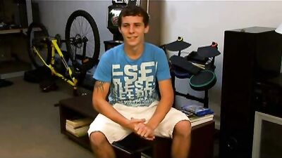 Young Man Gets Sucked by Amateur Straight Boys in Hot Twink Video!