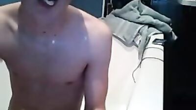 Shoot-a-Fountain Cutie: Bath Jiggles & Moans Over His Abs